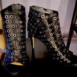 ❣️HP❣️BCBGMAXAZRIA MA LANGE Grommet peep-toes booties